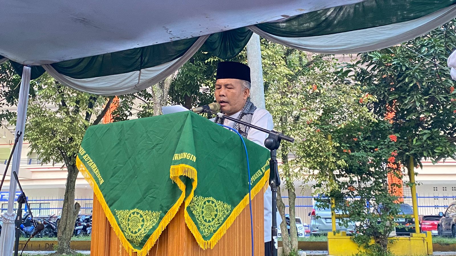 sholat-iedul-fitri-di-lingkungan-kecamatan-kutawaringin