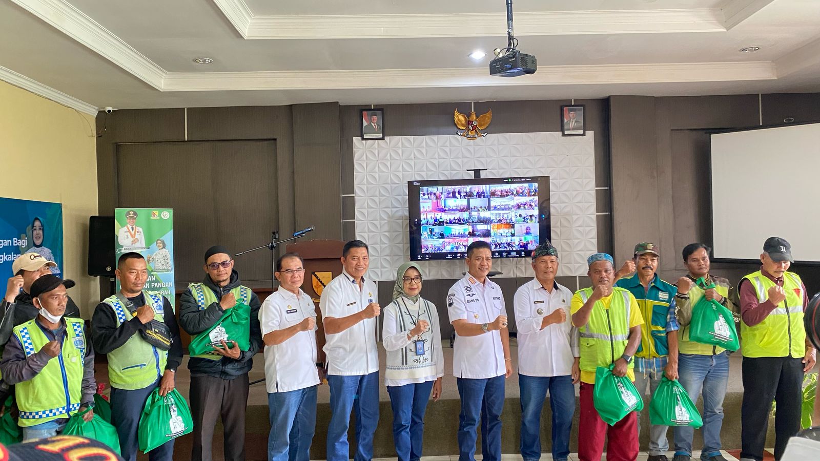 penyaluran-sembako-secara-serentak-untuk-ojek-pangkalan-se-kabupaten-bandung-dengan-penyerahan-langsung-oleh-bupati-bandung-di-kecamatan-kutawaringin