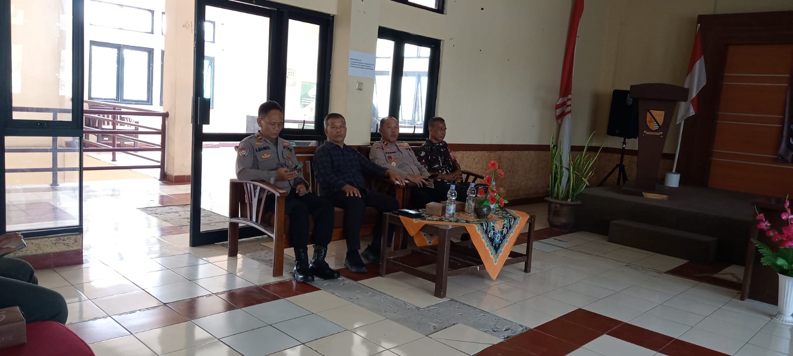 rapat-pleno-terbuka-rekapitulasi-dpshp-pemilihan-gubernur-dan-wakil-gubernur-serta-pemilihan-bupati-dan-wakil-bupati-tahun-2024-tingkat-kecamatan-kutawaringin