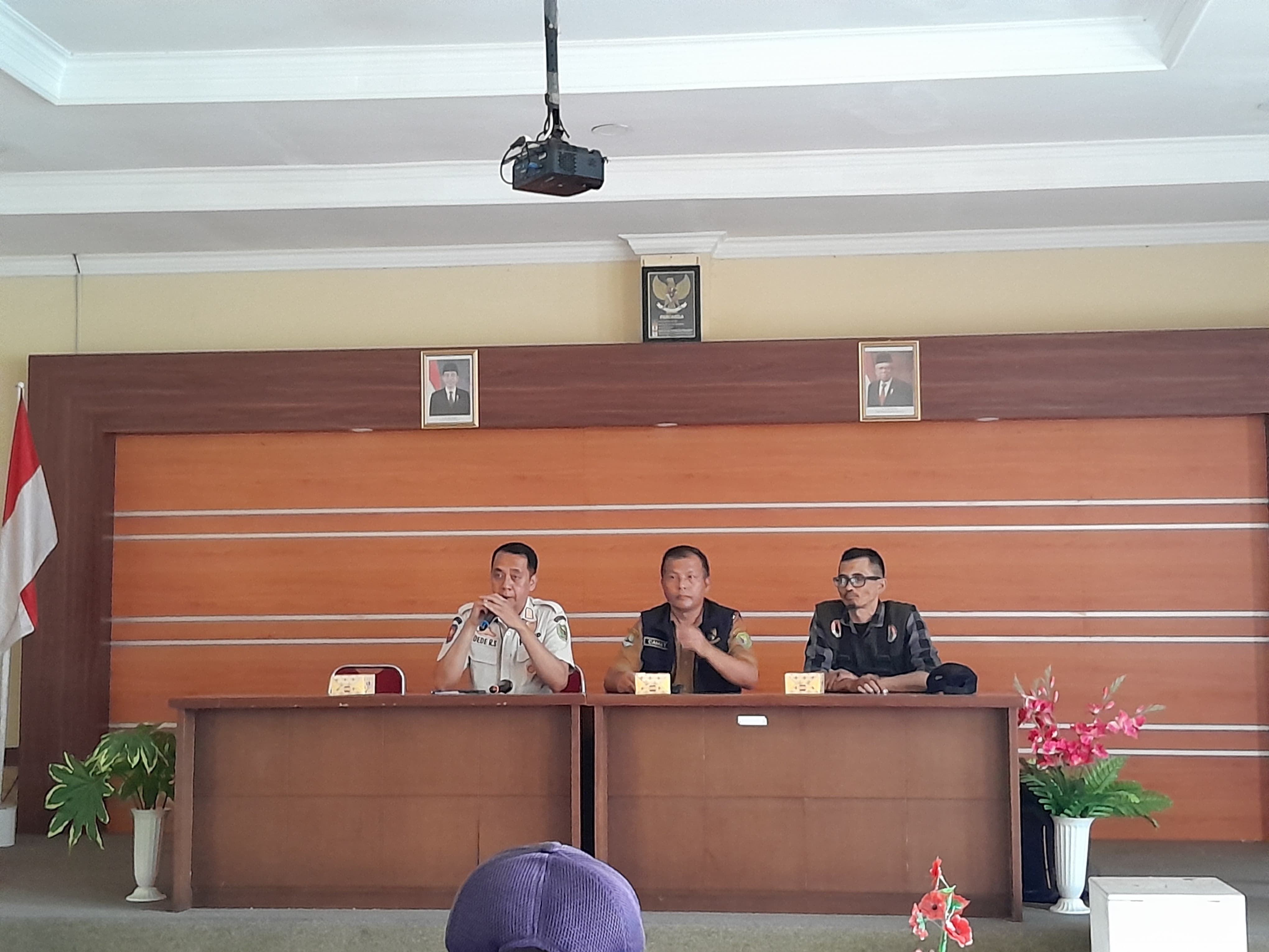 rapat-koordinasi-penanganan-darurat-bencana-kekeringan-serta-kebakaran-hutan-dan-lahan-di-wilayah-kecamatan-kutawaringin
