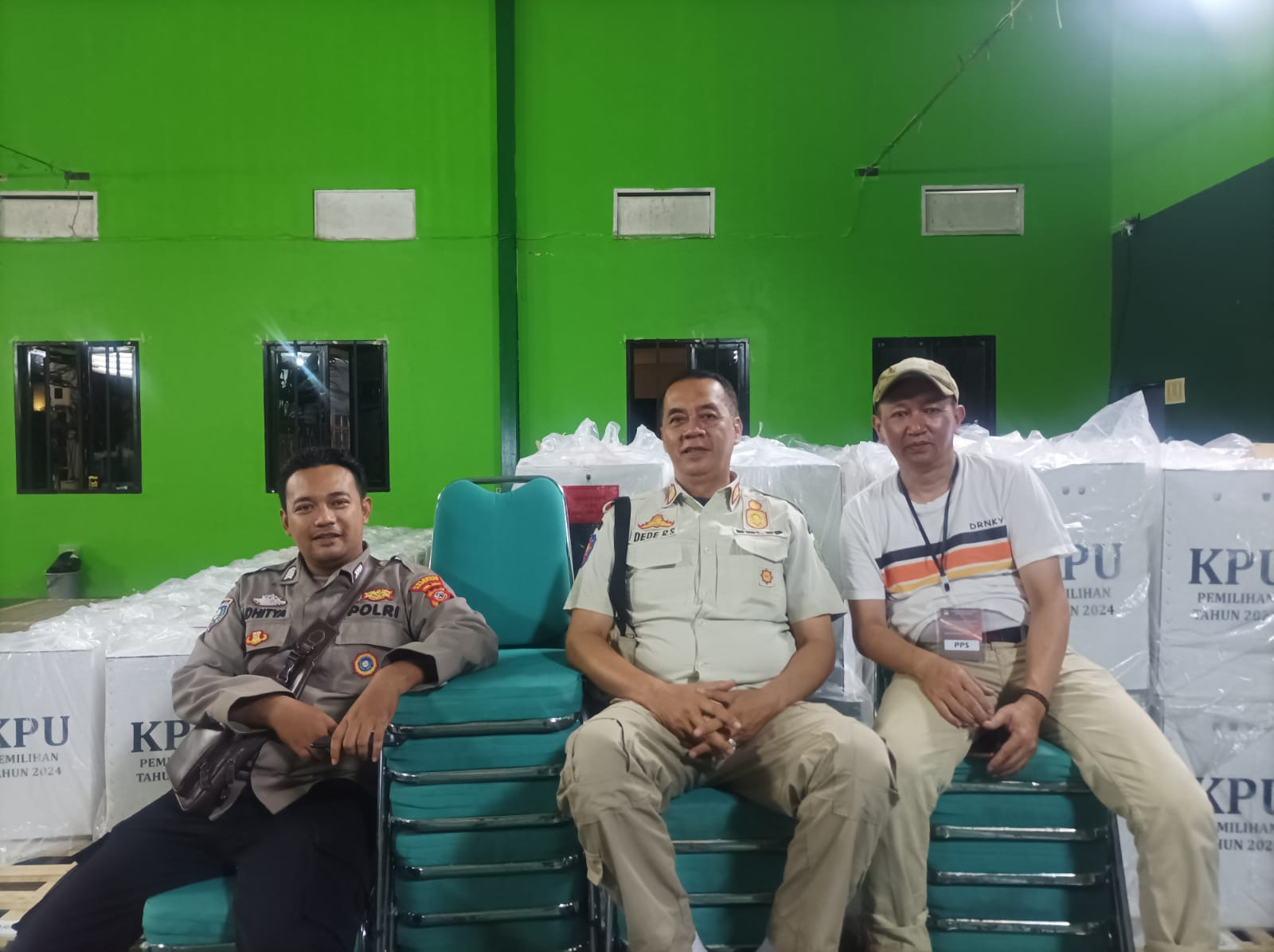 rekapitulasi-hasil-penghitungan-perolehan-suara-pada-pemilihan-gubernur-dan-wakil-gubernur-jawa-barat-serta-bupati-dan-wakil-bupati-bandung-tahun-2024-di-kecamatan-kutawaringin