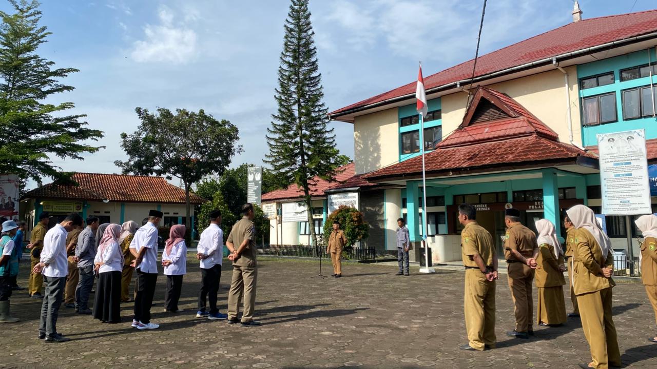 apel-pagi-seluruh-pegawai-kecamatan-kutawaringin-4