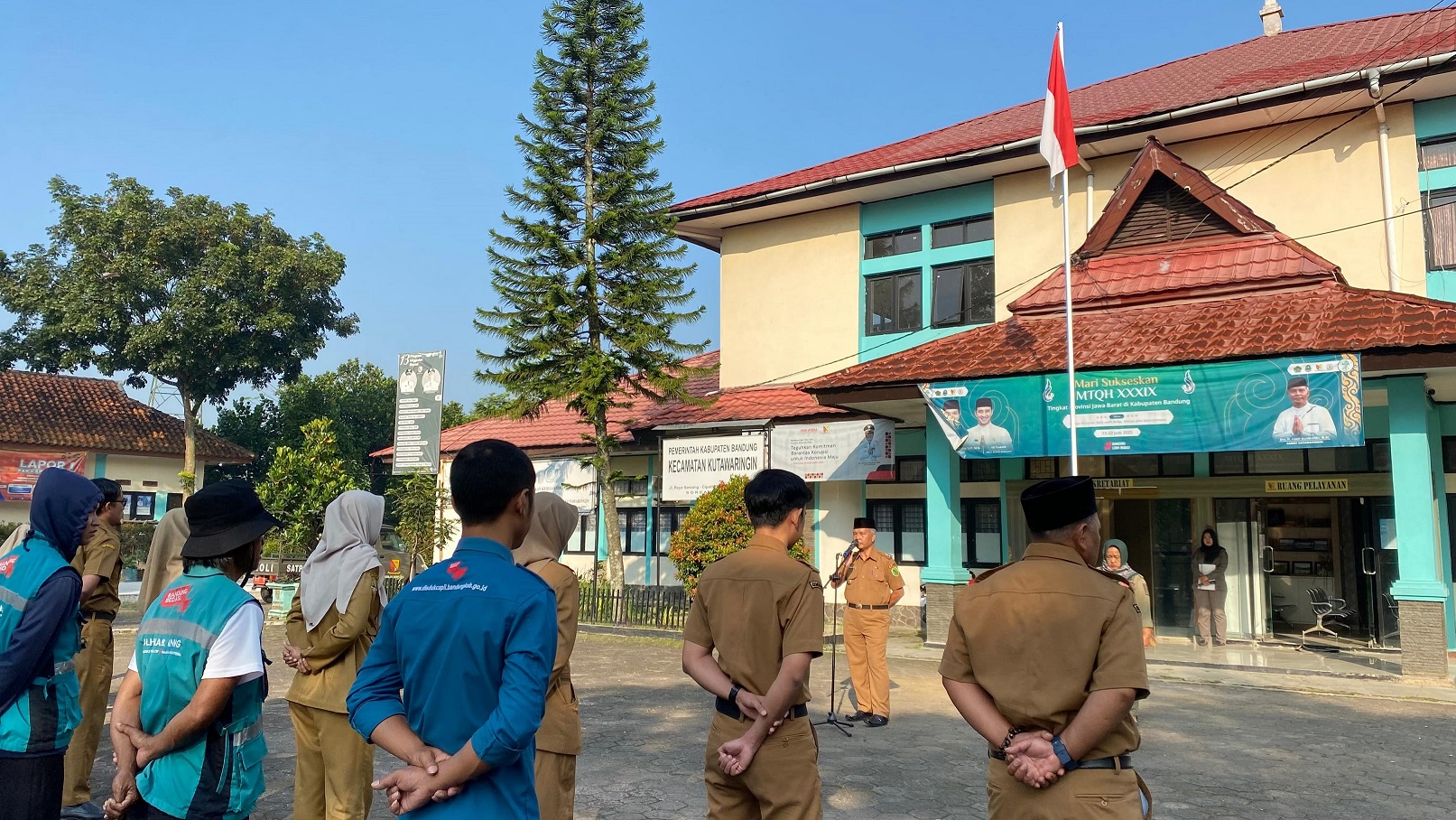 apel-pagi-seluruh-pegawai-kecamatan-kutawaringin