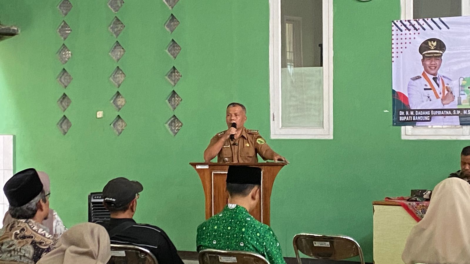 forum-konsultasi-publik-dalam-rangka-membangun-pelayanan-prima-terhadap-peningkatan-kualitas-pelayanan-di-kecamatan-kutawaringin-tahun-2025