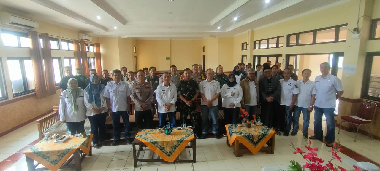 rapat-koordinasi-forum-komunikasi-pimpinan-kecamatan-forkopimcam-kutawaringin-tahun-2025