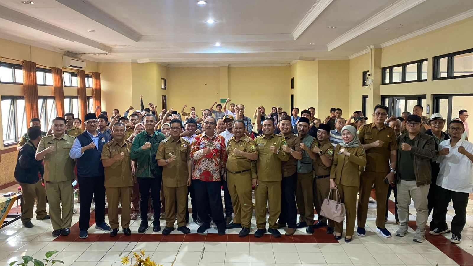 road-show-bupati-bandung-kunjungan-kerja-dan-rapat-koordinasi-koperasi-desa-merah-putih-di-kecamatan-kutawaringin