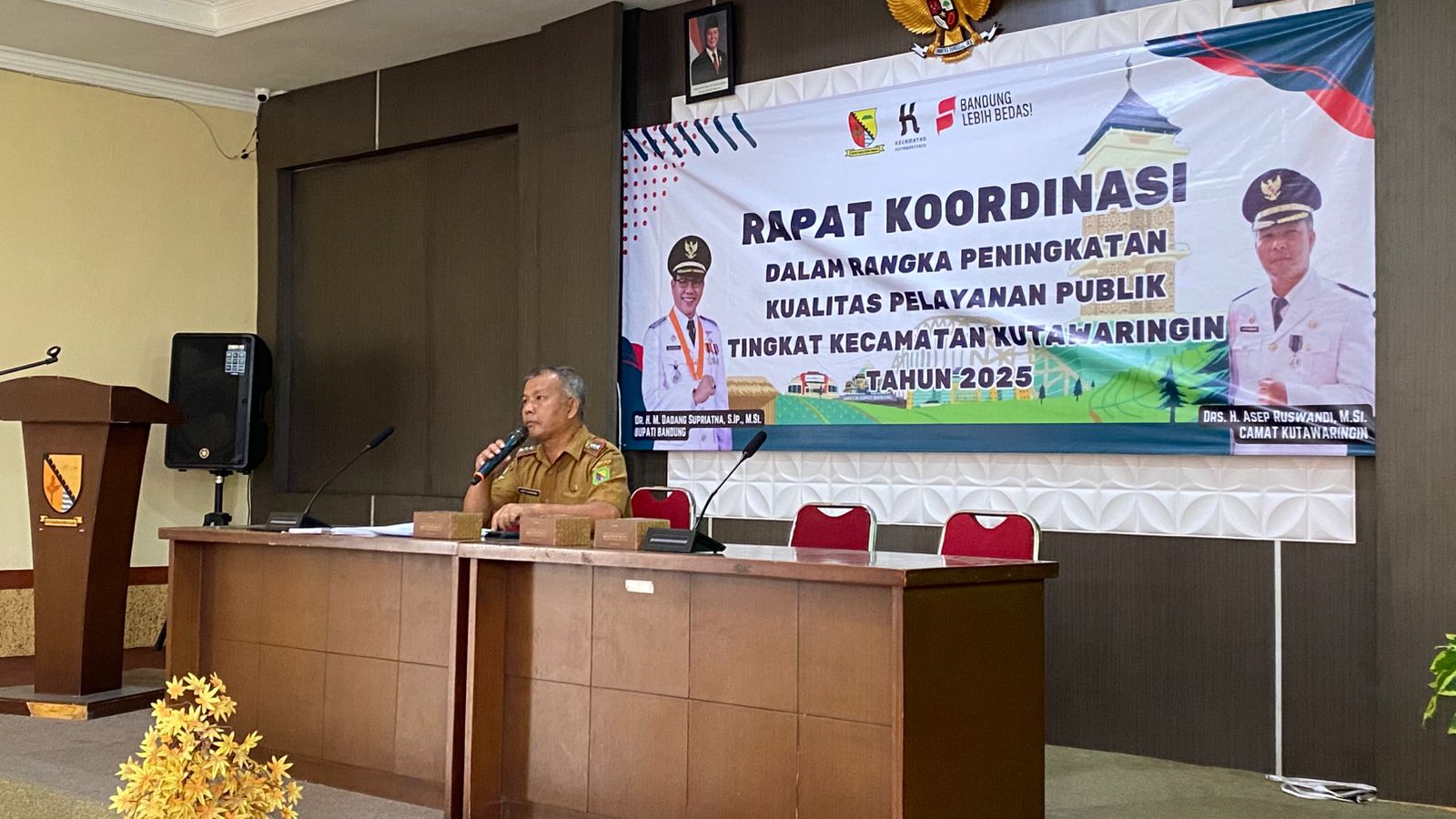 rapat-koordinasi-dalam-rangka-peningkatan-kualitas-pelayanan-publik-tingkat-kecamatan-kutawaringin-tahun-2025