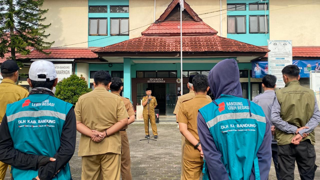 apel-pagi-seluruh-pegawai-kecamatan-kutawaringin-2