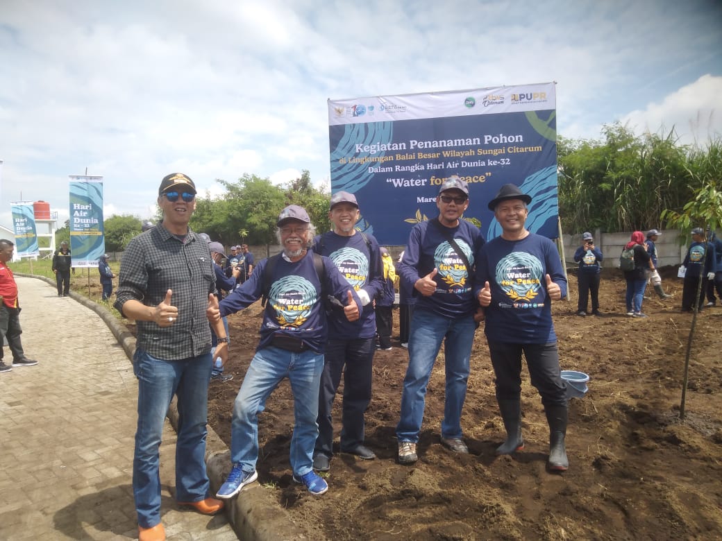 kegiatan-penanaman-pohon-di-lingkungan-balai-besar-wilayah-sungai-citarum-dalam-rangka-hari-air-dunia-ke-32-water-for-peace