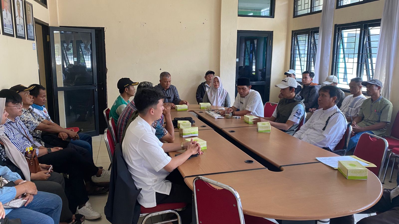 rapat-sosisalisasi-efektivitas-pelaksanaan-pelayanan-kepada-masyarakat-dan-kaum-rentan-tingkat-kecamatan-kutawaringin