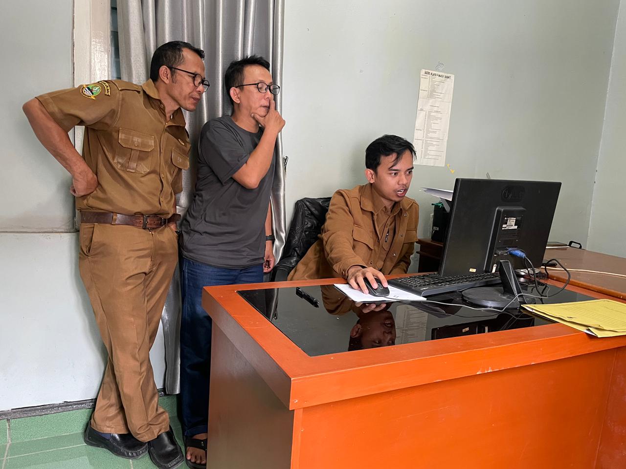 monitoring-dan-pendampingan-teknis-untuk-optimalisasi-operasional-web-desa-di-wilayah-kecamatan-kutawaringin