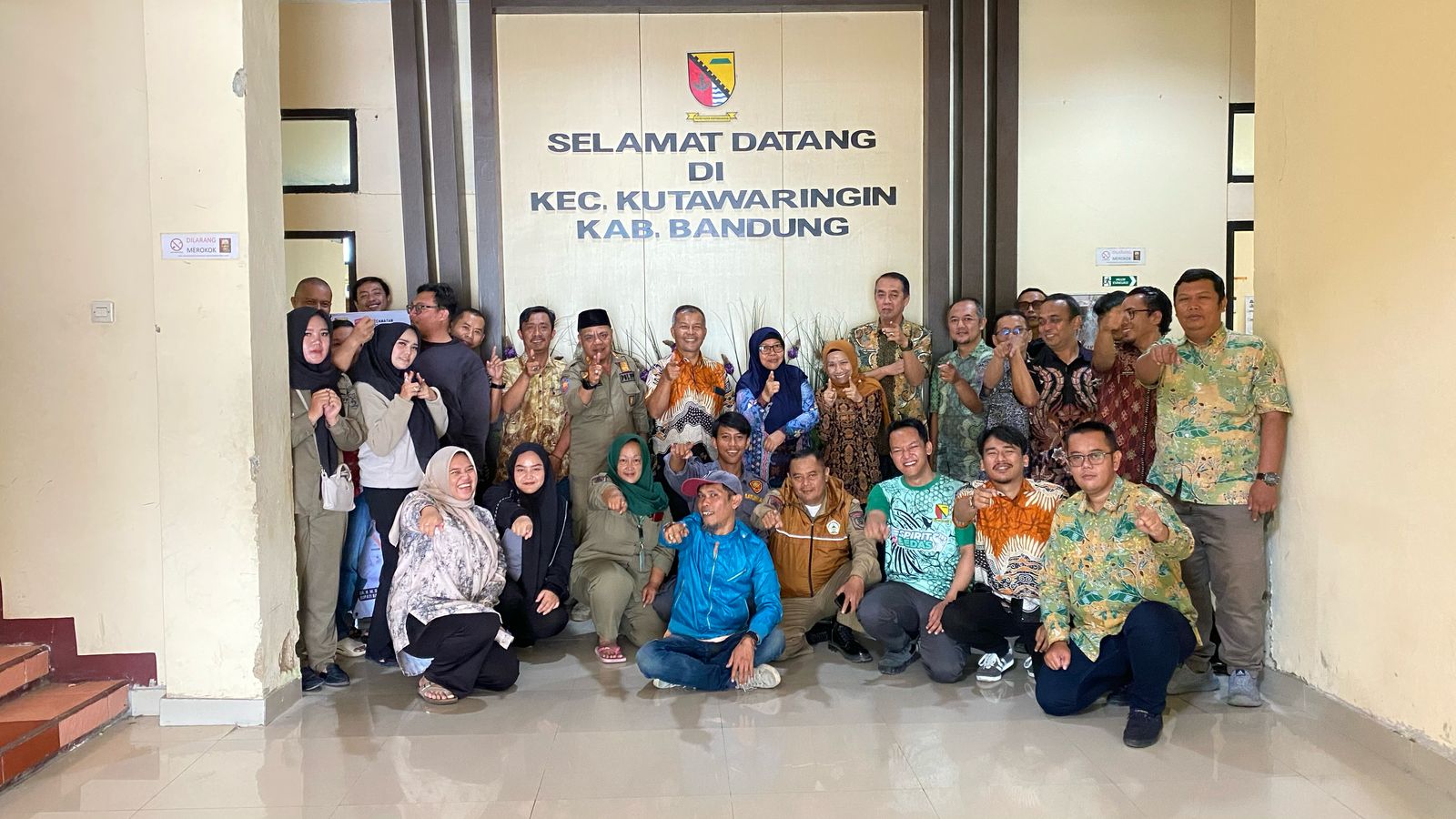 silahturahmi-pegawai-kecamatan-kutawaringin-dalam-rangka-menjelang-idul-fitri-1446-h-dan-masa-purnabakti-kasubbag-program-dan-keuangan-ir-euis-karlinawati